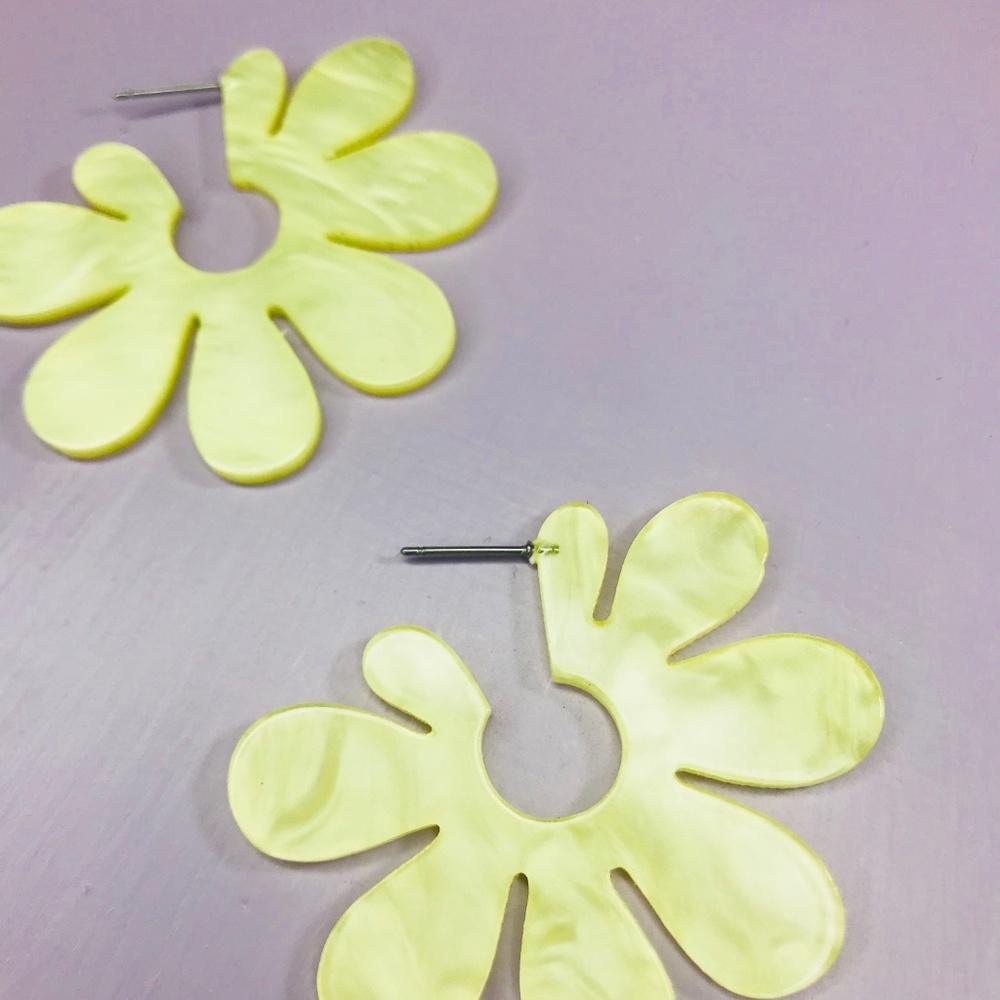 🆑 Yellow Blossom Hoop Earrings - Picture 3 of 5